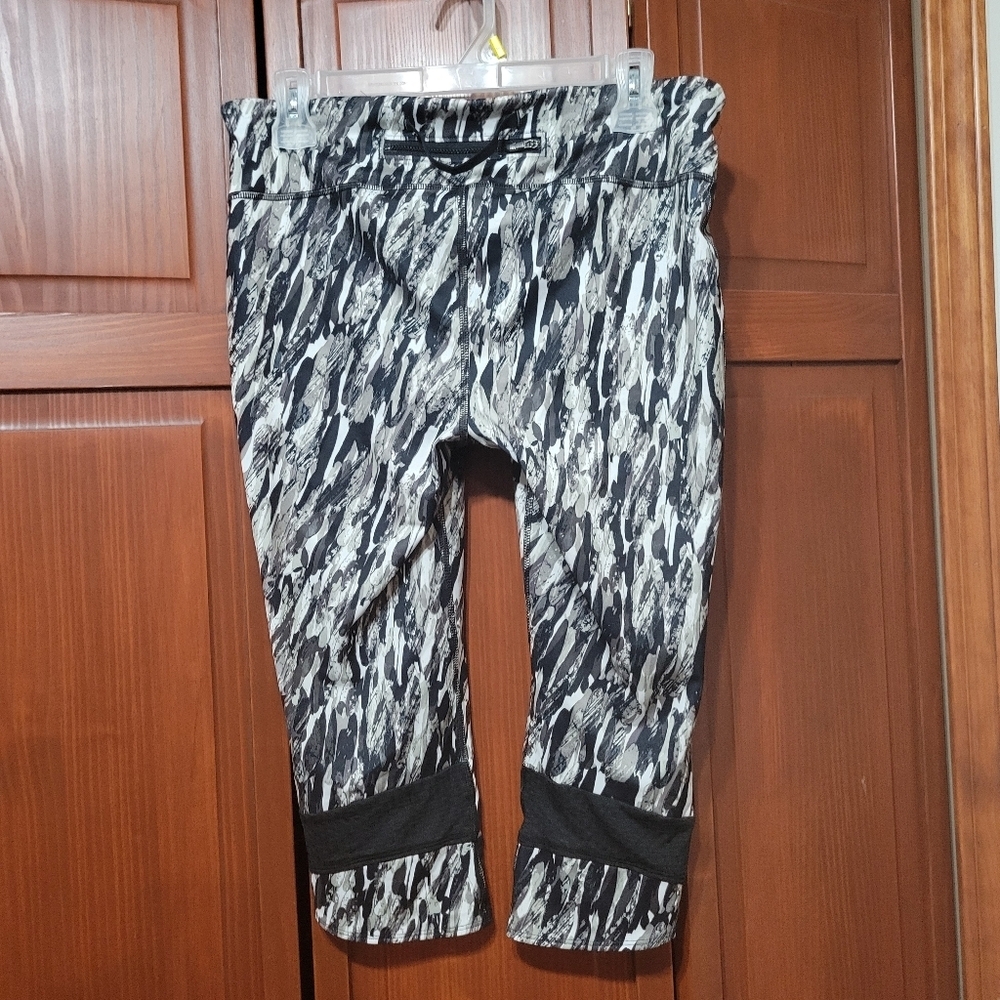 Under Armour HeatGear Black Gray Cropped Camo Capri Leggings Active Sporty sz M - Picture 4 of 8